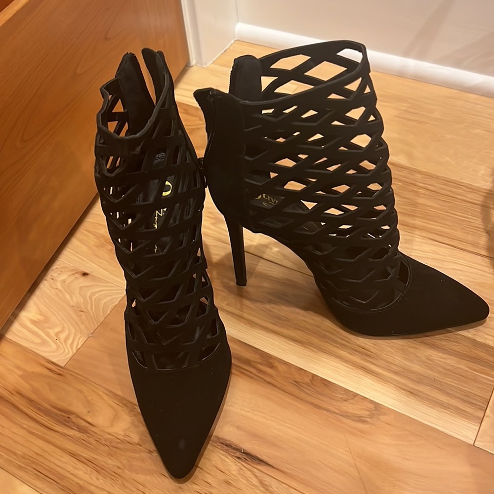 Size 8 BLACK HIGH HEELED BOOTS